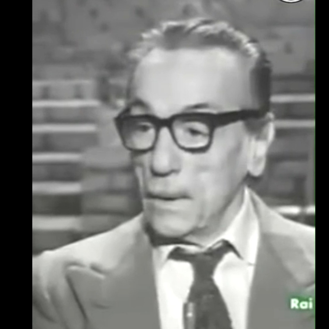 🇮🇹 Italiano
Edoardo De Filippo ricordava così Pier Paolo Pasolini, ucciso la notte tra l’1 e il 2 novembre 1975.
Cinquanta anni dopo, le sue parole, le sue immagini e la sua lucidità restano un faro nel nostro tempo.

🇪🇸 Español
Edoardo De Filippo recordaba así a Pier Paolo Pasolini, asesinado la noche entre el 1 y el 2 de noviembre de 1975.
Cincuenta años después, sus palabras, sus imágenes y su lucidez siguen siendo un faro para nuestro tiempo.

EUSK
Edoardo De Filippo-k horrela oroitu zuen Pier Paolo Pasolini, 1975eko azaroaren 1etik 2rako gauean hil zutena.
Berrogeita hamar urte geroago, bere hitzak, irudiak eta argitasuna gure garairako itsasargi dira oraindik.
----------

🔍Para profundizar, aconsejamos el artículo de Joseba Lopezortega en suplemento cultural Territorios, de El Correo, el 25 de octubre de 2025 "PASOLINI, LA LUZ EN LAS HERIDAS" y el artículo de Ander Makazaga "PIER PAOLO PASOLINI: ESKANDALUA, POLEMIKA ETA AMORRUA" (en euskera) en zinea.eus, del 07 de marzo 2022. 

#pasolini #cine #cineitaliano #cinemaitaliano #cineparole #zinecittà #bilbao #euskera