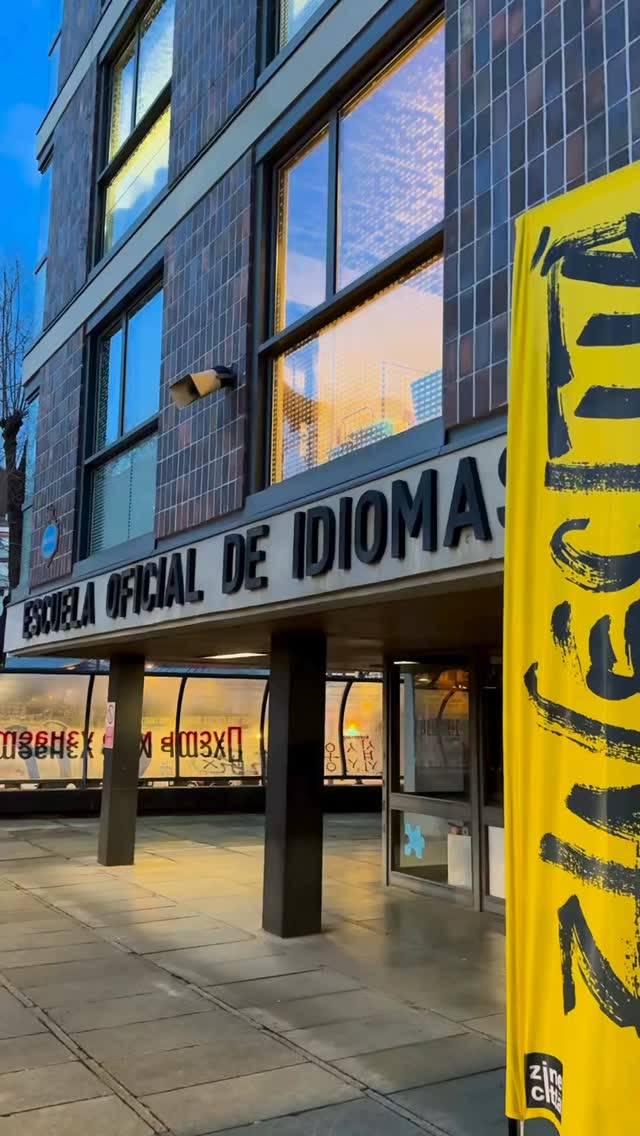 𝗭𝗜𝗡𝗘𝗖𝗜𝗧𝗧À | 𝗚𝗜𝗢𝗥𝗡𝗢 𝟮  🇪🇸Hoy vivimos una tarde que deja huella. La proyección de “𝘚𝘰𝘵𝘵𝘰 𝘯𝘶𝘰𝘷𝘪 𝘤𝘪𝘦𝘭𝘪” en el Salón de Actos de EOI-HEOI nos llevó por las historias valientes de mujeres que migraron de Italia a España, compartiendo dificultades, raíces y nuevos comienzos. Fue emocionante sentir la sala tan conectada. Después, el encuentro con el director 𝐏𝐢𝐞𝐭𝐫𝐨 𝐃𝐚𝐯𝐢𝐝𝐞 𝐉𝐨𝐧𝐚-𝐋𝐚𝐬𝐢𝐧𝐢𝐨 y 𝐆𝐚𝐛𝐫𝐢𝐞𝐥𝐥𝐚 𝐋𝐚𝐧𝐳𝐢𝐥𝐥𝐢, coautora del docufilm y consejera del 𝐂𝐨𝐦𝐢𝐭𝐞𝐬 𝐝𝐞 𝐌𝐚𝐝𝐫𝐢𝐝, generó una conversación cercana, dinámica y llena de reflexión.  Salimos con el corazón lleno y muchas ganas de seguir creando puentes.  🇮🇹Oggi abbiamo vissuto un pomeriggio che lascia il segno. La proiezione di “𝘚𝘰𝘵𝘵𝘰 𝘯𝘶𝘰𝘷𝘪 𝘤𝘪𝘦𝘭𝘪” nel Salón de Actos di EOI-HEOI ci ha guidato attraverso le storie coraggiose di donne migrate dall’Italia alla Spagna, tra difficoltà, radici e nuovi inizi. È stato emozionante sentire la sala così partecipe. L’incontro con il regista @pietro_david_jona_lasinio e @gabrilanzilli, coautrice del docufilm e consigliera del @comitesmadrid è stato dinamico e coinvolgente.  Siamo usciti con il cuore pieno e nuove connessioni.  EUS
🎬 Gaur arratsalde ahaztezina bizi izan dugu. “𝘚𝘰𝘵𝘵𝘰 𝘯𝘶𝘰𝘷𝘪 𝘤𝘪𝘦𝘭𝘪”  dokumentalaren proiekzioak, EOI-HEOIko Areto Nagusian, Italiatik Espainiara migratutako emakumeen istorio ausartak ekarri dizkigu: zailtasunak, sustraiak eta hasiera berriak. Giroa hunkigarria eta oso parte-hartzailea izan da. Ondoren, 𝐏𝐢𝐞𝐭𝐫𝐨 𝐃𝐚𝐯𝐢𝐝𝐞 𝐉𝐨𝐧𝐚-𝐋𝐚𝐬𝐢𝐧𝐢𝐨 zuzendaria eta 𝐆𝐚𝐛𝐫𝐢𝐞𝐥𝐥𝐚 𝐋𝐚𝐧𝐳𝐢𝐥𝐥𝐢, dokumentalaren egileetako batekin eta 𝐌𝐚𝐝𝐫𝐢𝐥𝐠𝐨 𝐂𝐨𝐦𝐢𝐭𝐞𝐬-eko kidearekin, solasaldi dinamiko eta aberasgarria izan dugu.  Bihotza beteta eta lotura berriekin irten gara.  #euskatitalia @italiatxiki #consolatogeneraleditaliamadrid @comitesmadrid @bilbaokultura @hermesgourmet  #Zinecitta #sottonuovicieli FilmFestival